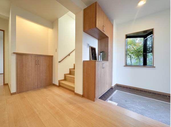 広々とした明るい玄関は収納も豊富です