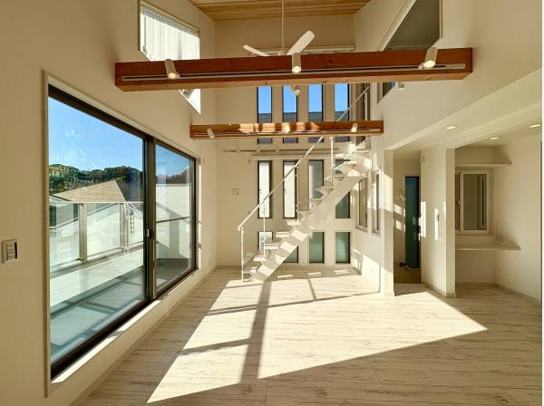 日当たりが良く、日中は電気がいらないくらい明るいです