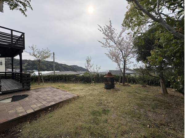 大きなお庭とウッドデッキ