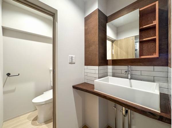 ミニマムな中に洗練さが広がるおしゃれなパウダールーム