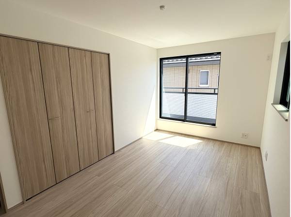 窓から差し込む光が心地よい、収納力抜群の明るいプライベートルーム