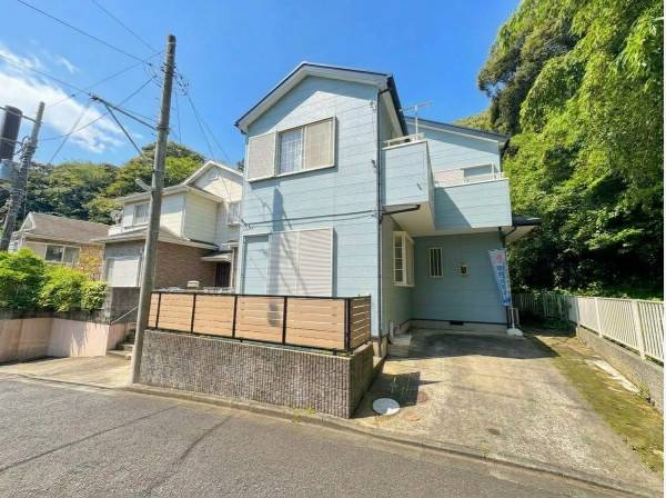 淡い水色の外観と緑とのコントラストが印象的