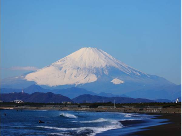 空気の澄んだ日には富士山もくっきり見える辻堂海岸(約2ｋｍ)