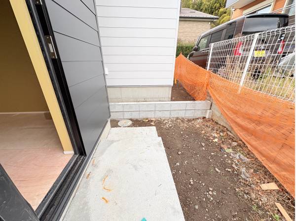 脱衣所から小庭へ出入り可能