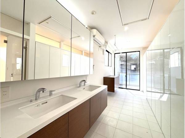 ダブルボウルのサニタリールームは広々