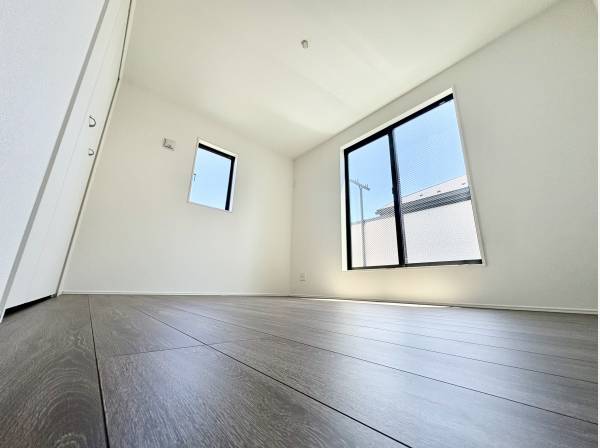 洋室約6.5帖　南面のバルコニーで日当たり良し！