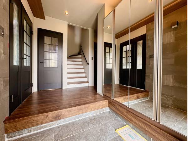 玄関ホールも広々としております！