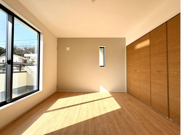 洋室も日当たり良好