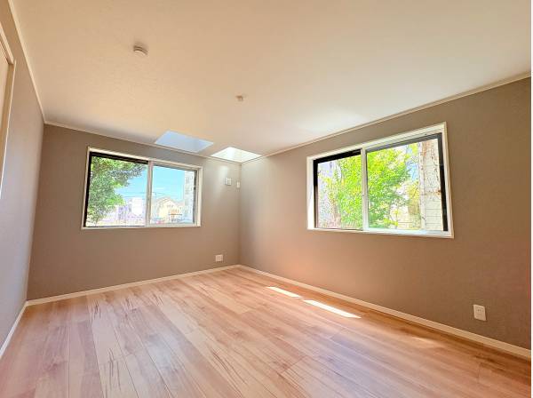 緑と光の調和のとれた部屋になります