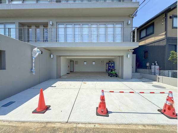 並列2台は余裕のガレージ。その他、敷地内に3台は停められます。
