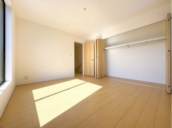 大きなクローゼットが嬉しい約7.6帖の居室