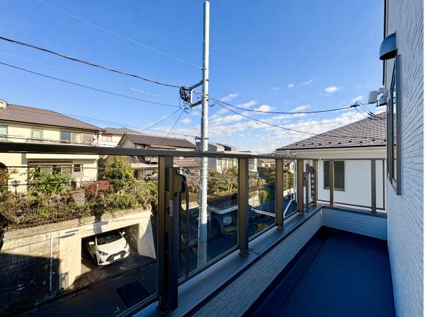 勝手口を出ると洗濯動線整うバルコニー