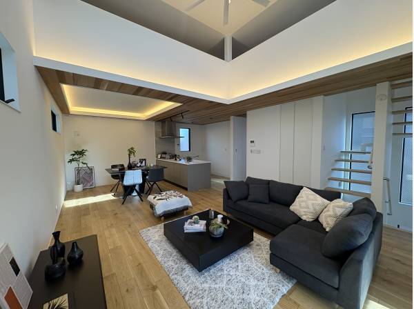 吹き抜けの開放感あるLDKスペース