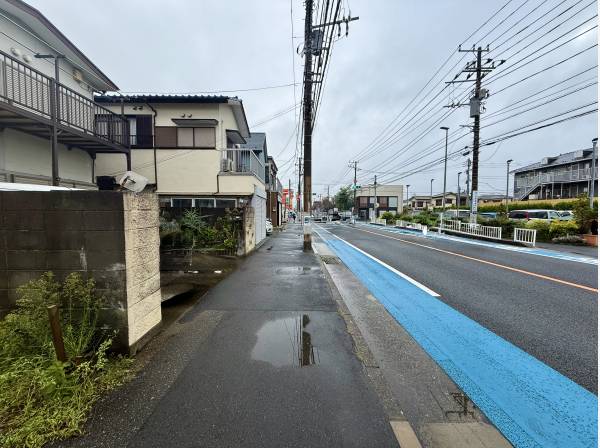 前面は幅員約15.1mの公道 開放感がありお車の出し入れもスムーズ