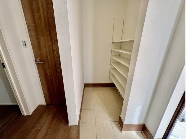 玄関のシューズクロークも広々で家族の靴がたくさん置けますよ。