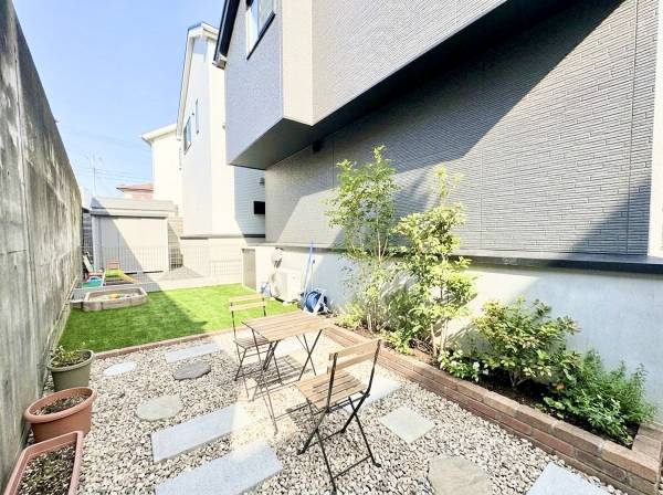 ちょっとしたお庭スペースもございます！※植栽・家具などはイメージです
