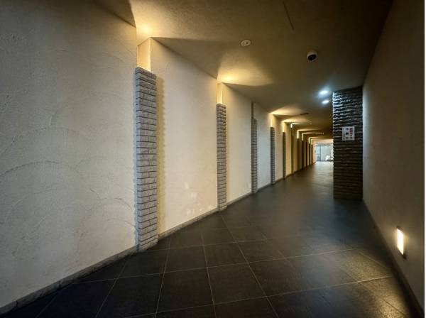 エレガントな内廊下を抜けてお部屋まで。