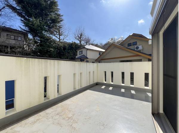 豊かな緑に囲まれた陽だまりのルーフバルコニー