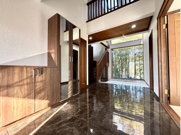 優雅さが漂う玄関ホール