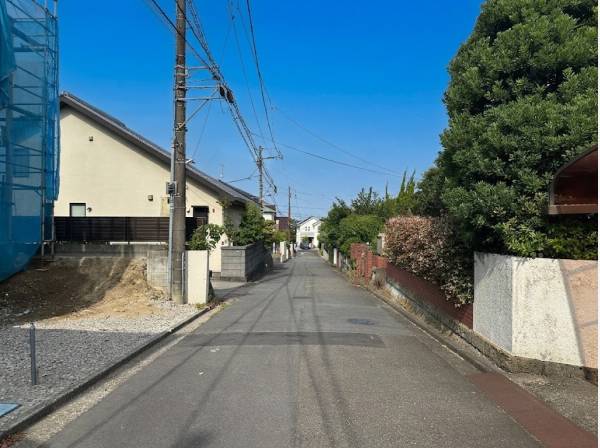 前面道路は幅員約5m公道/ゆったりとした道幅です