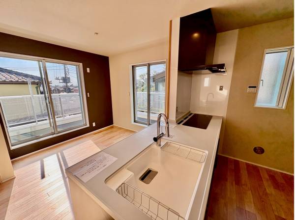 抜け感のある広々システムキッチン、背面も広々しております