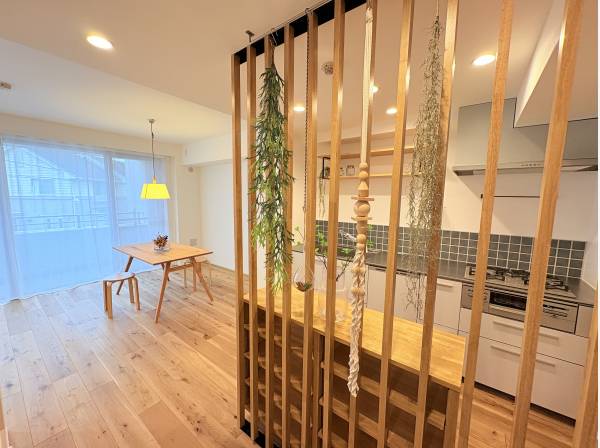 キッチンの後ろにはお洒落な造作のカップボード