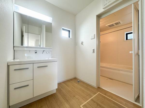 キッチンからの動線もスムーズな清潔感のあるサニタリールーム