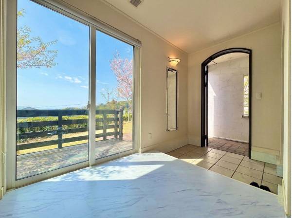 玄関に入ると、広く明るい空間でゲストを「おもてなし」します