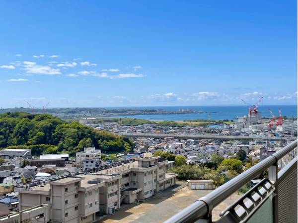 バルコニーから広がる開放的な眺望
高層階ならではの抜ける景色が魅力