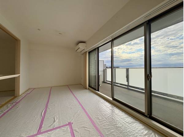 窓が大きく開放的な空間のリビング