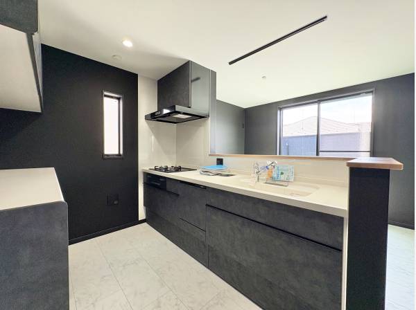 私もお手伝いする！子供たちの好奇心を引き出すオープンな空間のキッチン