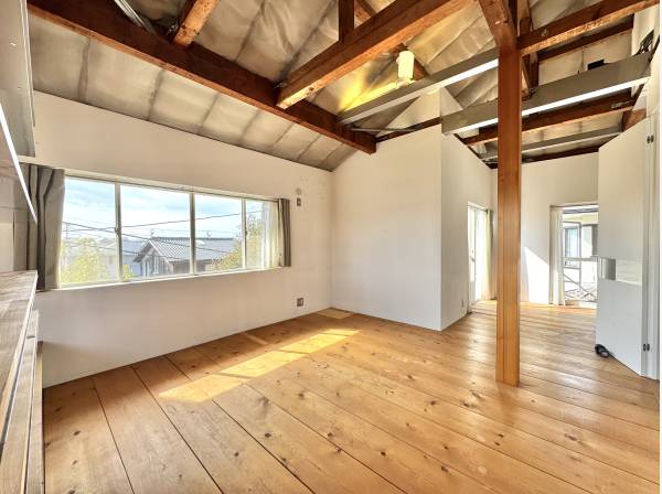 勾配天井が開放的な無垢床の洋室