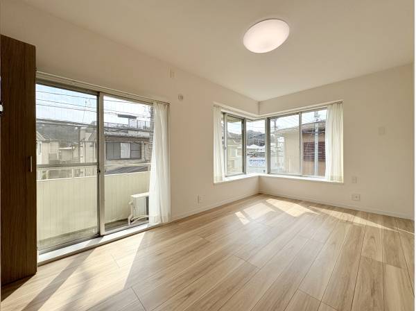 2階洋室。東南向き光が差し込みやすく設けられた窓がお洒落