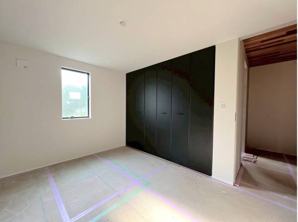 ブラックのクローゼットがお部屋のアクセントに！
