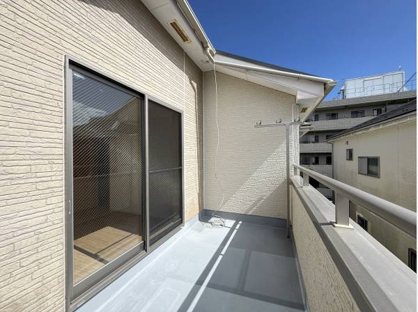 お洗濯物もカラっと乾きそうなバルコニー