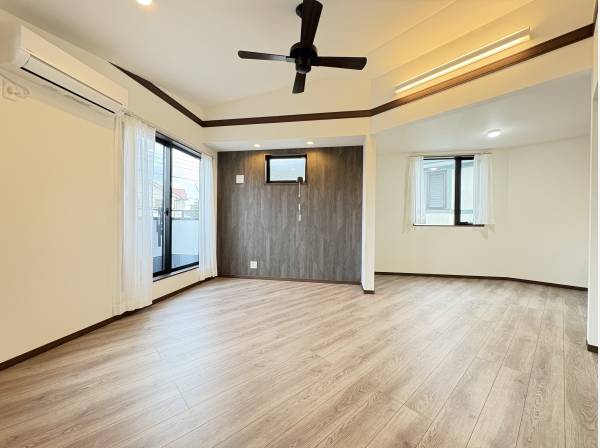 間接照明が部屋全体を温かく包み込みます。