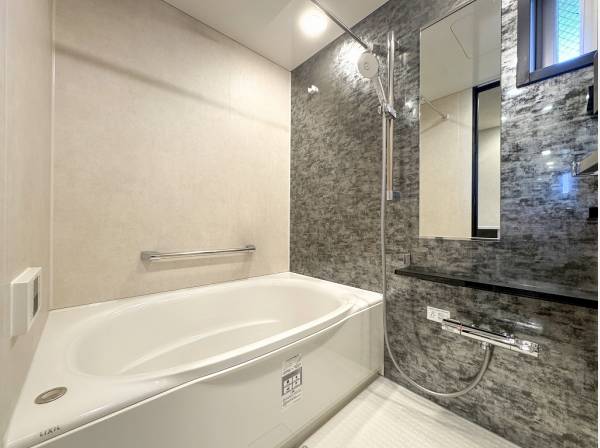 落ち着きあるカラーのバスルーム