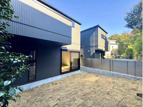 リビングの先にはプライベート感あるお庭が広がります