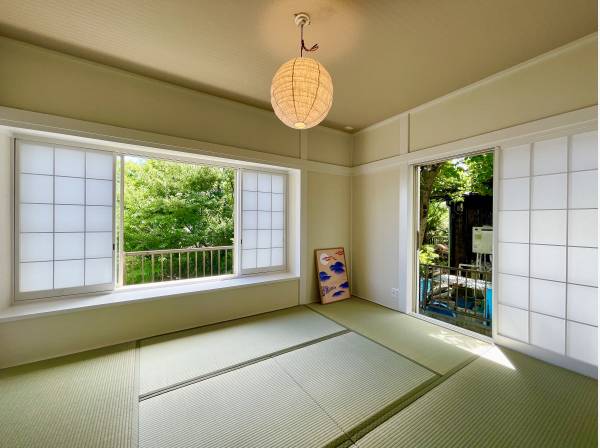 6帖の和室はお庭と繋がっており緑を感じれる空間