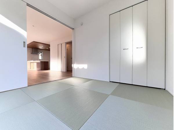 リビングの洋室に馴染むモダンな和室