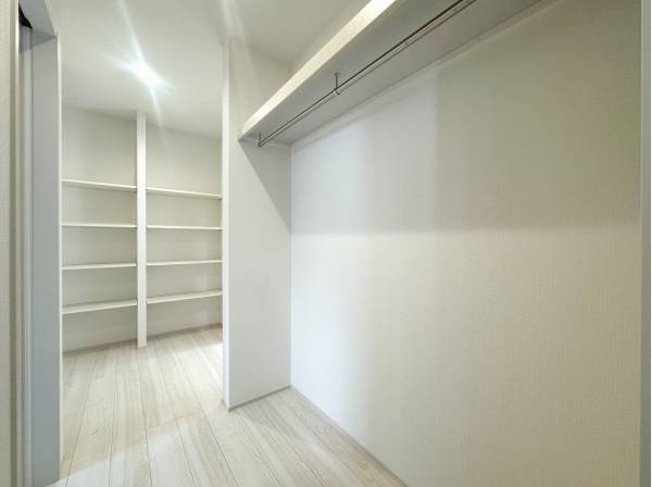 家族みんなが共有できる大容量のウォークインクローゼット