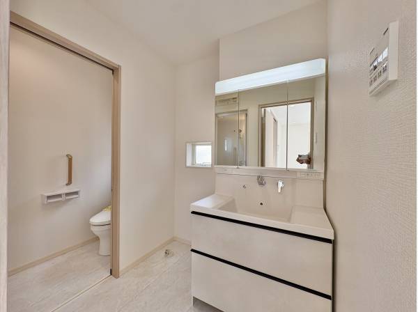 洗面室は白を基調とした清潔感のある空間です。