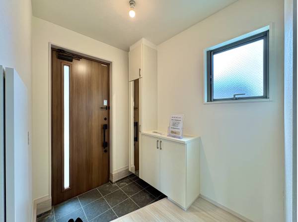 玄関も開放感のある空間です