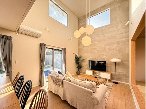 吹き抜け天井の広いＬＤＫは続き間の和室と合わせ、26.8帖ございます