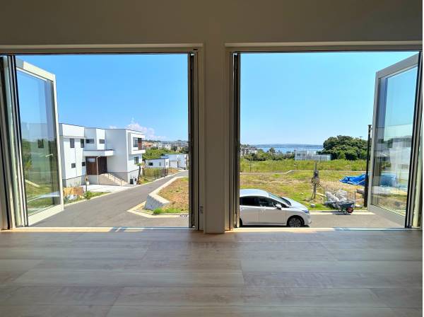 二つの大きな窓が特徴です！
その先にウッドデッキを建築予定