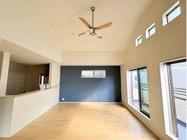 折り上げ天井で開放的。高窓から光が入り明るい設計