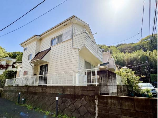 東側は隣地通路につきまるで角地のような開放感があります