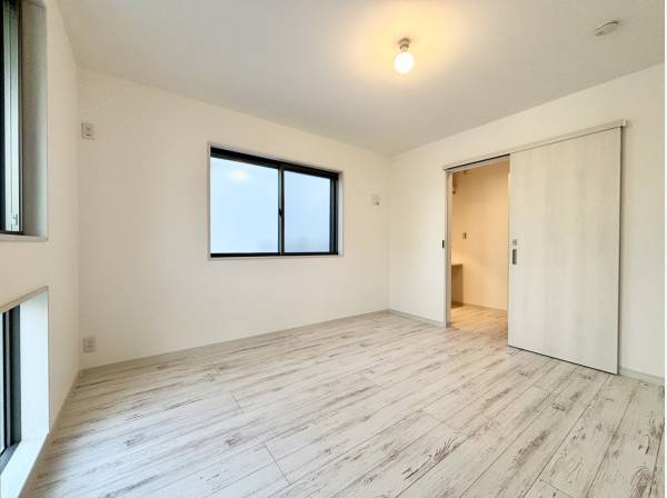 WIC＋デスクカウンター付きの洋室