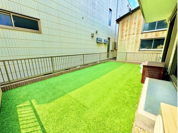 南側にはお庭スペースが！人工芝が敷かれており、お手入れも簡単です