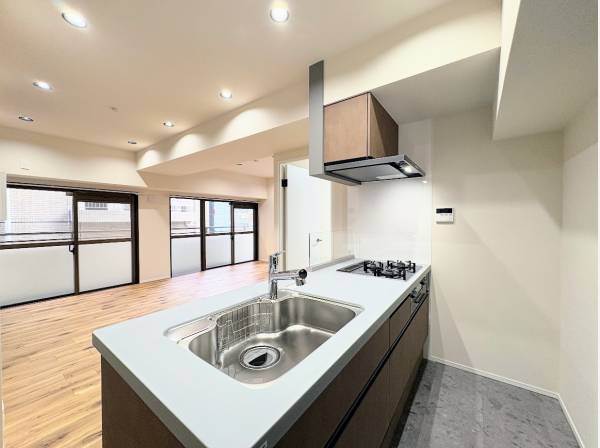 家族の顔が見える対面式キッチン